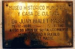 Placa homenaje a los 88 años del fallecimiento del Dr. Bialet Massé, colocada con motivo a la inauguración del Museo Bialet Massé en 1995